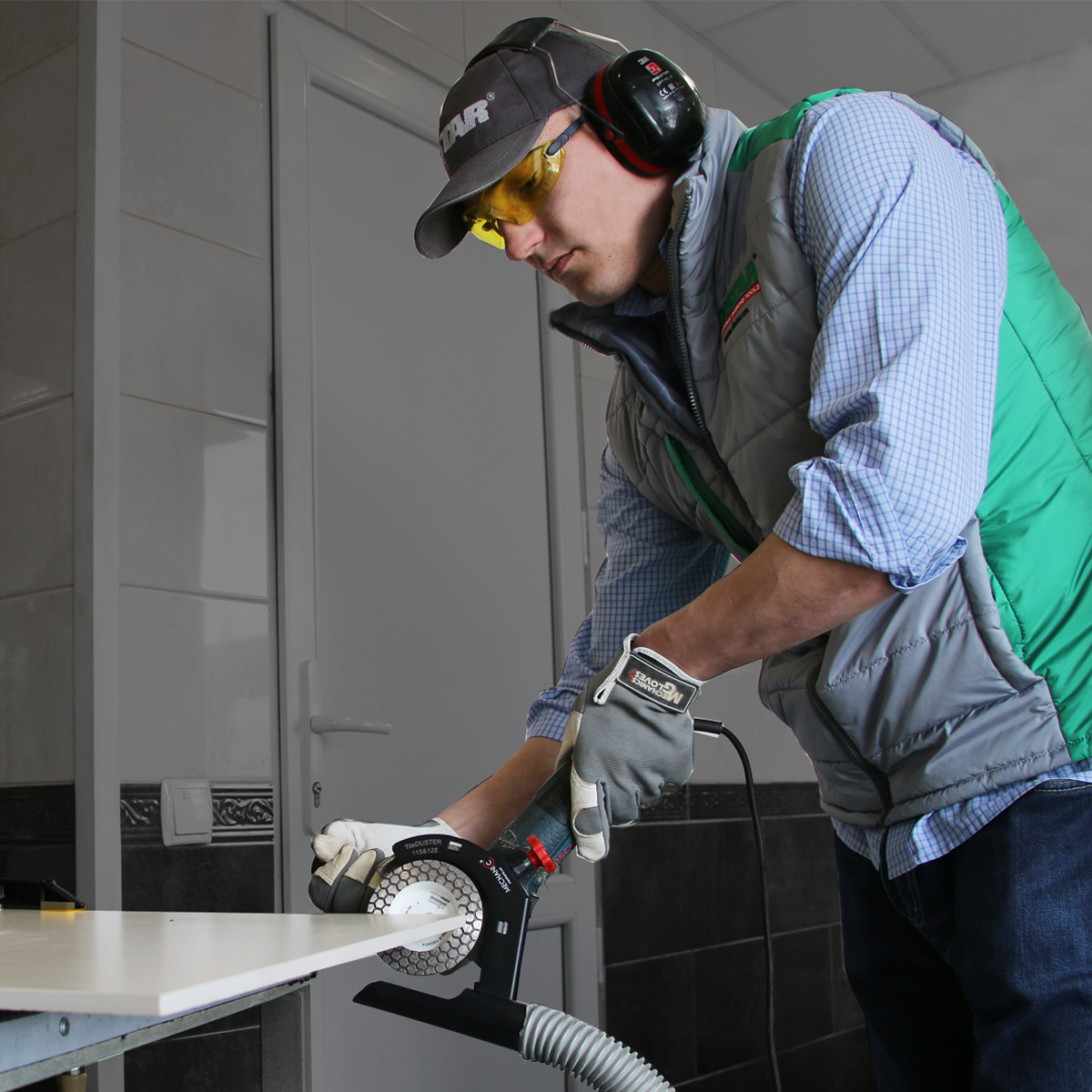 Tile professional using TileDUSTER for dust-free ceramic edge grinding